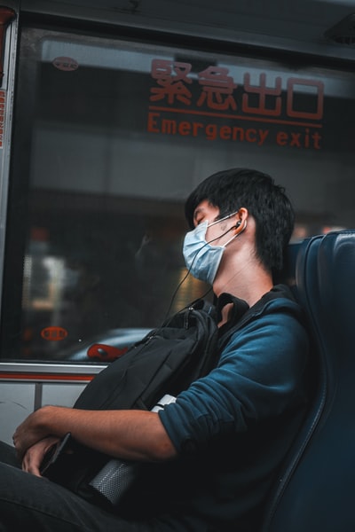一个穿着黑夹克拿着智能手机的男人